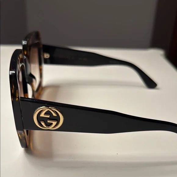 Gucci Brown Oversized Square Sunglasses with Tortoiseshell Pattern - Picture 3 of 8